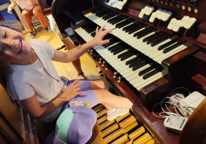 Dzieci oglądają instrument organy.