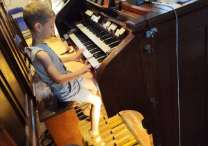 Dzieci oglądają instrument organy.