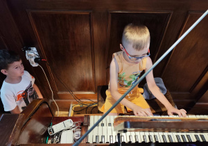 Dzieci oglądają instrument organy.