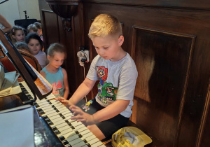 Dzieci oglądają instrument organy.