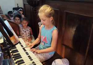 Dzieci oglądają instrument organy.