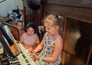 Dzieci oglądają instrument organy.