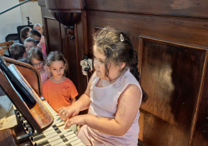 Dzieci oglądają instrument organy.