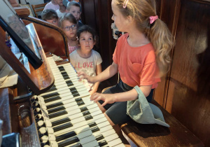 Dzieci oglądają instrument organy.
