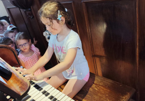 Dzieci oglądają instrument organy.