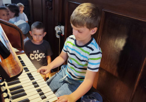 Dzieci oglądają instrument organy.