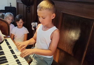 Dzieci oglądają instrument organy.