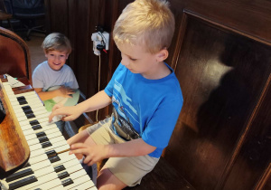 Dzieci oglądają instrument organy.