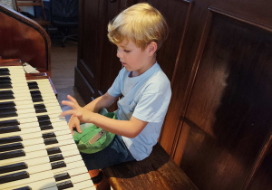 Dzieci oglądają instrument organy.