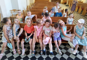 Dzieci oglądają instrument organy.