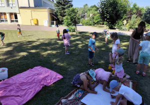 Zabawy z dawnych lat w grupie Kubusiów.