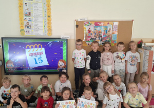 Kubusie bawią się z okazji święta kropki.