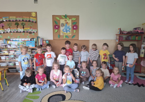 Zdjęcie grupowe z jubilatem w koronie.