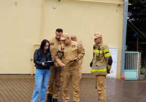 Strażacy podczas próbnej ewakuacji.