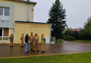 Strażacy podczas próbnej ewakuacji.