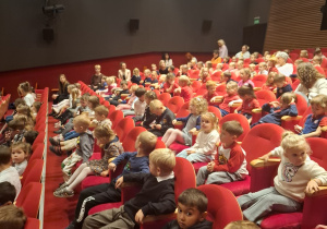 Dzieci na widowni w teatrze.