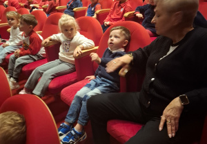 Dzieci na widowni w teatrze.
