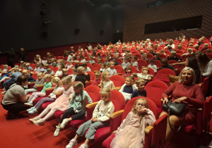 Dzieci na widowni w teatrze.