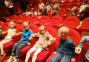 Dzieci na widowni w teatrze.