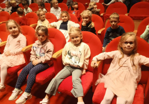 Dzieci na widowni w teatrze.