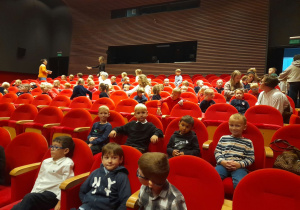 Dzieci na widowni w teatrze.