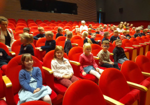 Dzieci na widowni w teatrze.