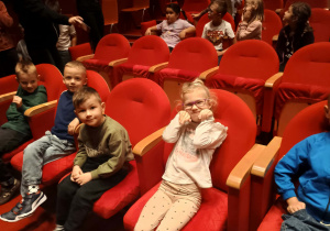 Dzieci na widowni w teatrze.