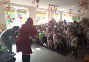 Dzieci z Czerwonym Kapturkiem w tańcu o sprzątaniu.