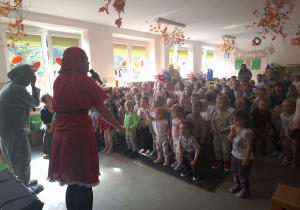Dzieci z Czerwonym Kapturkiem w tańcu o sprzątaniu.