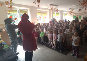 Dzieci z Czerwonym Kapturkiem w tańcu o sprzątaniu.