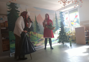 Czerwony Kapturek i Wilk oraz dziecko segregujące śmieci.