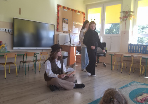 Aktorzy na scenie.