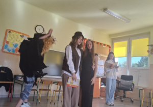 Aktorzy na scenie.