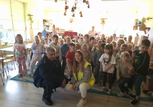 Zdjęcie grupowe z policjantami.