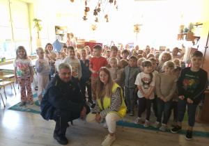 Zdjęcie grupowe z policjantami.