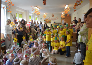 Wesoła zabawa dzieci na turnieju warzywno-owocowym.