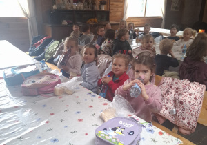 Dzieci przy stolikach podczas poczęstunku.
