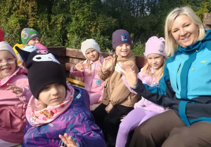 Dzieci jadą wozem po polu.