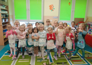 Zdjęcie grupowe dzieci w fartuchach.