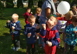 Grupa Prosiaczki świętuje Ogólnopolski dzień przedszkolaka.