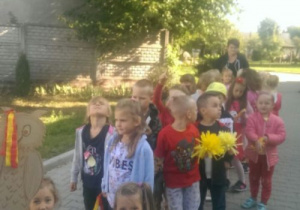 Dzieci maszerują nad zalew z okazji święta przedszkolaka.