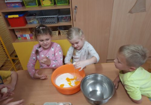 Dzieci z grupy Tygryski przygotowują ciasto ze śliwkami.