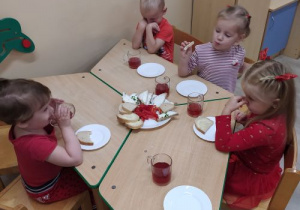 Dzieci jedzą czerwone śniadanie.