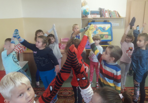 Dzieci tańczą z skarpetkami na rączkach.