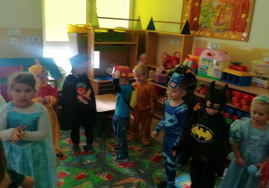 Dzieci tańczą, przebrane za postacie z bajek.