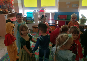 Dzieci tańczą, przebrane za postacie z bajek.