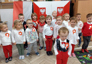 Cała grupa ubrana na biało-czerwono pozuje do zdjęcia.