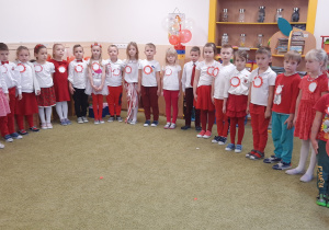 Dzieci ubrane w kolory Polski, pozują do wspólnego zdjęcia.