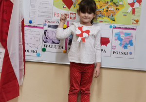 Dziewczynka z flagą Polski.