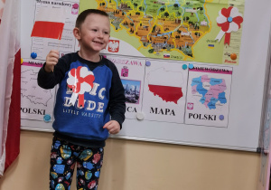 Chłopiec z flagą Polski.